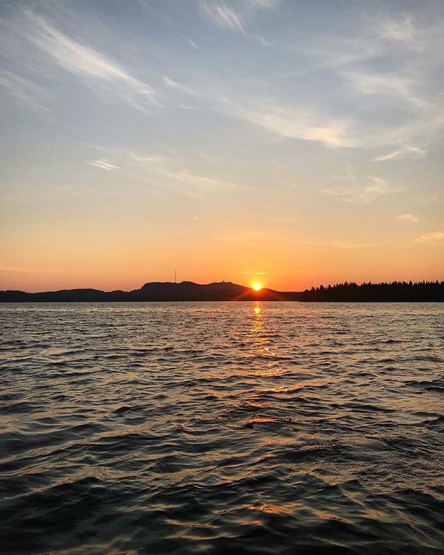 ennirukajarvi's tweet photo. Last sun rays before jumping into winter again 🌅 Off to down under to do some snowboarding again ☃️ 🇦🇺 .
.
#coordinatesofnature #luonnonkoordinaatit #rukakuusamo https://t.co/6rnFnaYTcP https://t.co/Pmf3iV8K2N