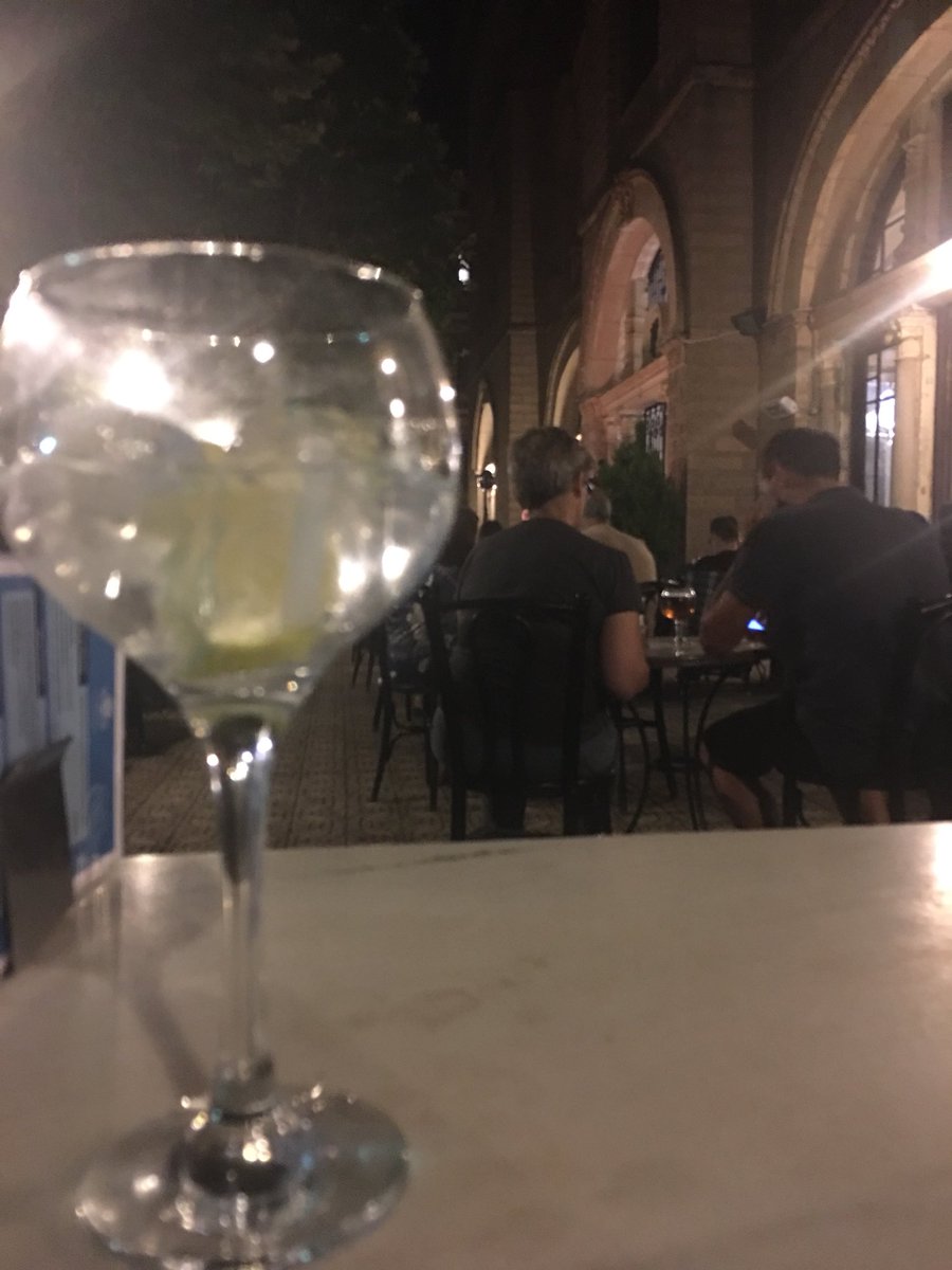 FullTimeBack's tweet photo. Gintonic en la terraza del casino... música de Jazz en vivo de fondo. 
Ni tan mal. 
Os echo de menos , pero no tanto!! 😂😂😂😂😂😜😜🔫🔫 https://t.co/05NorqNYfQ