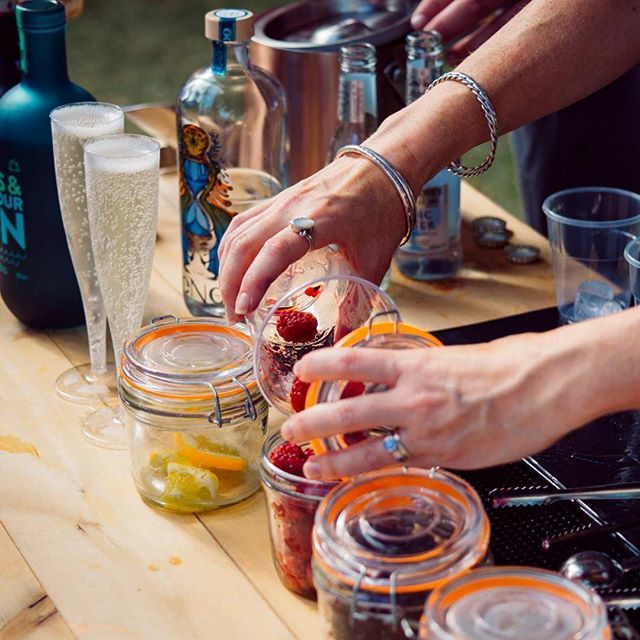 tippleinatuktuk's tweet photo. It's #friyay please #passthegin ππΉπΈπΎ #ginandberries #tfif #iceandaslice #sprigofmint https://t.co/dahhXYh9BV https://t.co/1Udc62goNa
