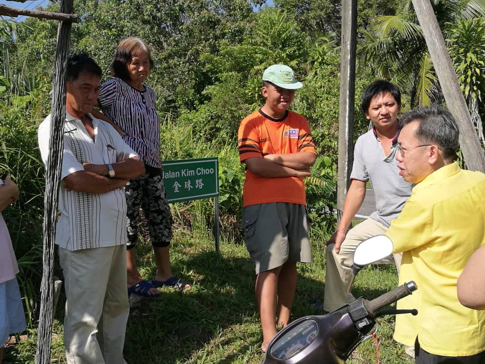 simkuihian's tweet photo. #TurunPadang @ Batu Kawa with #TeamDrSim &amp; Area committee
 
Disappointed that the last minute one of the officer from the implementing agency not feeling well and doesn't turn up!  

#YesMinister 😡
 
Skh🐝 https://t.co/FjLSIQwh05