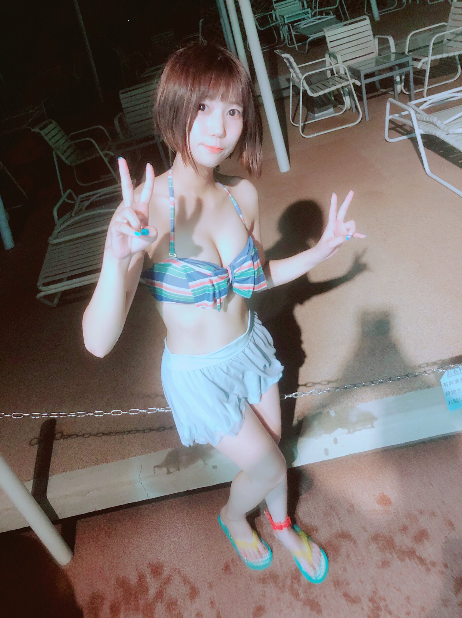 福緒唯 きょうは友達とプールしてきたよ 仕事終わりに行ったからナイトプールの時間だったんですが 噂通りめっちゃ泳いで遊ぶってかんじでもなったので浮き輪でぷかぷかしながらソシャゲしてました 新鮮でした プールの意味とは