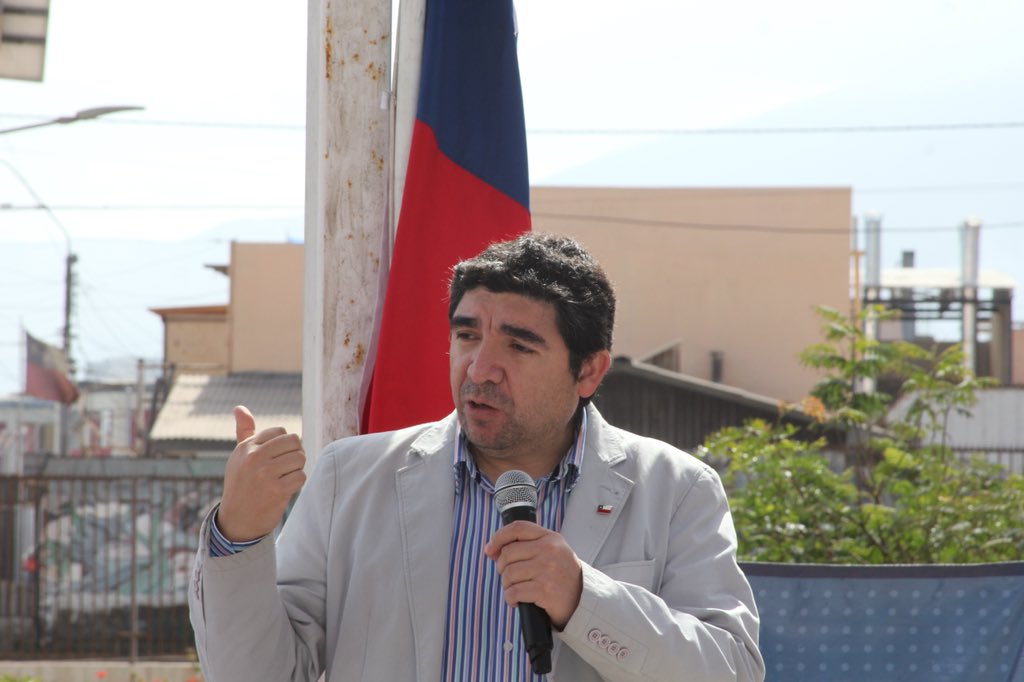 serviuantofagas's tweet photo. "Seguiremos trabajando para concretar proyectos que mejoren conjuntos habitacionales y juntos hacer ciudad con la comunidad y para la comunidad", @vansantander @MinvuAntofa en la entrega del mejoramiento de techumbres en Condominio Sociales de #Antofagasta
#CHileLoHacemosTodos https://t.co/eZzvZB1Z6T