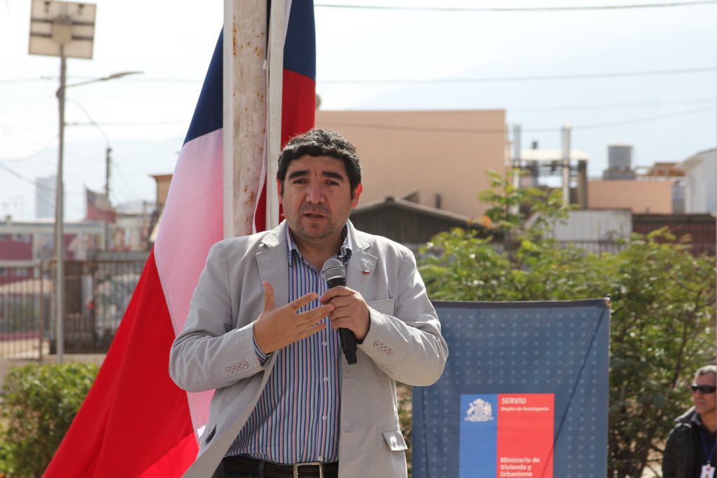 serviuantofagas's tweet photo. "Seguiremos trabajando para concretar proyectos que mejoren conjuntos habitacionales y juntos hacer ciudad con la comunidad y para la comunidad", @vansantander @MinvuAntofa en la entrega del mejoramiento de techumbres en Condominio Sociales de #Antofagasta
#CHileLoHacemosTodos https://t.co/eZzvZB1Z6T