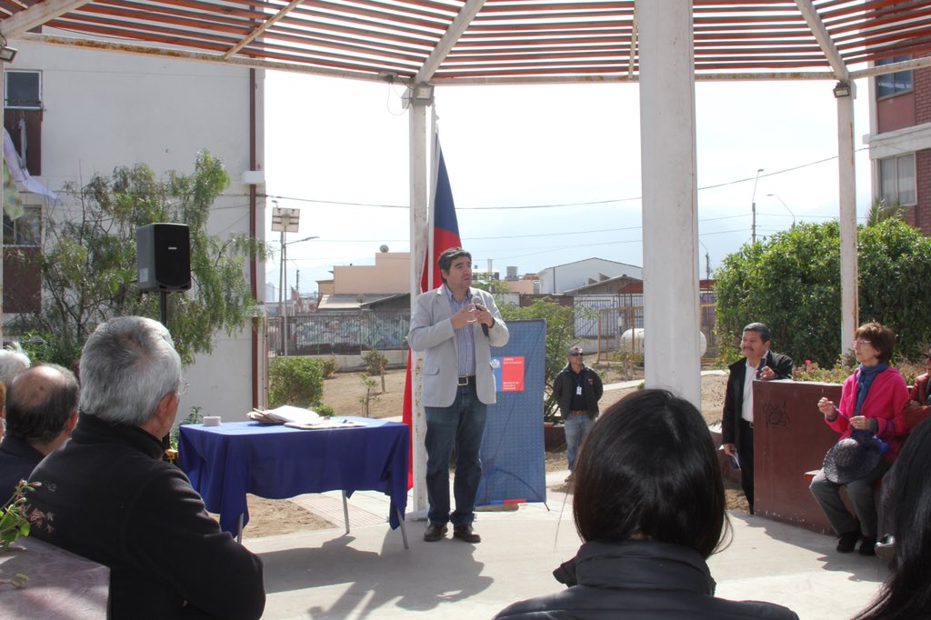 serviuantofagas's tweet photo. "Seguiremos trabajando para concretar proyectos que mejoren conjuntos habitacionales y juntos hacer ciudad con la comunidad y para la comunidad", @vansantander @MinvuAntofa en la entrega del mejoramiento de techumbres en Condominio Sociales de #Antofagasta
#CHileLoHacemosTodos https://t.co/eZzvZB1Z6T