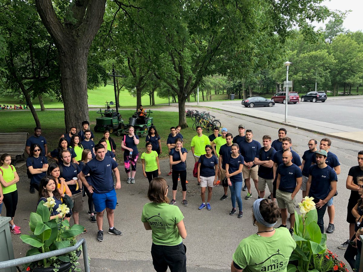 InvestPSP's tweet photo. Nos stagiaires de Montréal se sont rendus sur les collines de la ville pour désherber le Mont-Royal. Ils feront également une visite guidée et en apprendront davantage sur l'importance de la biodiversité. Bravo @ #NouvelleGénération de s’investir dans la communauté! #PSPsengage https://t.co/DwHE7Lv7oE