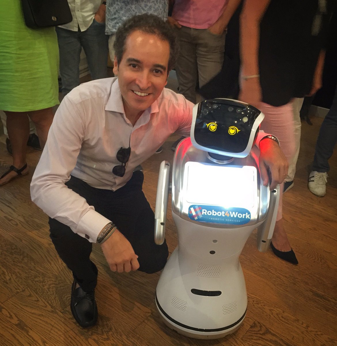 fuatsami's tweet photo. Yeni iş arkadaşımız #robofuture #robots https://t.co/AVkbuDe9eo