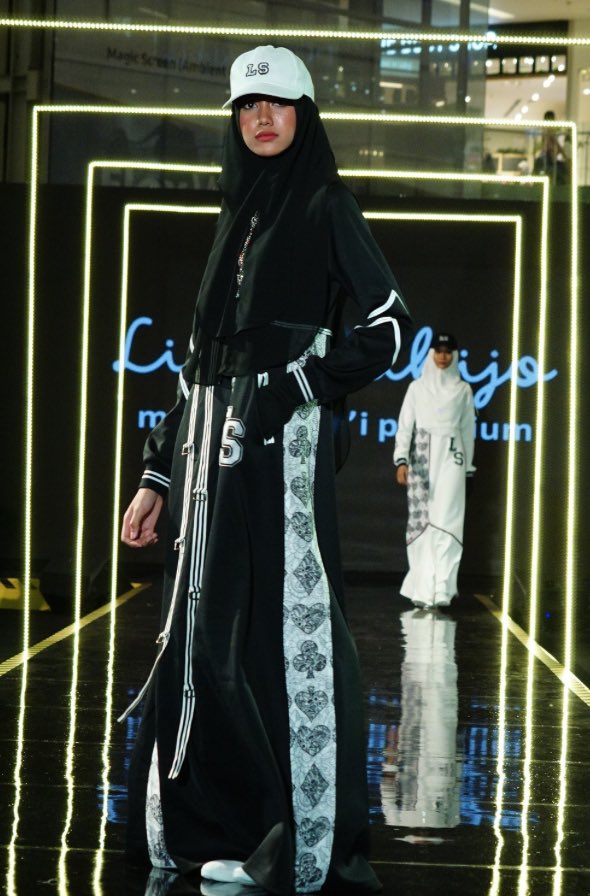 fw_global's tweet photo. Indonesian designer Lina Sukijo showed a womenswear sports collection at the Jakarta Modest Fashion Week this past week comprised of baggy, laid back styles such as this one 
.
.
#jakarta #sporty #sportswear #streetwear #modest #fashionweek KM https://t.co/WAWfywjIem