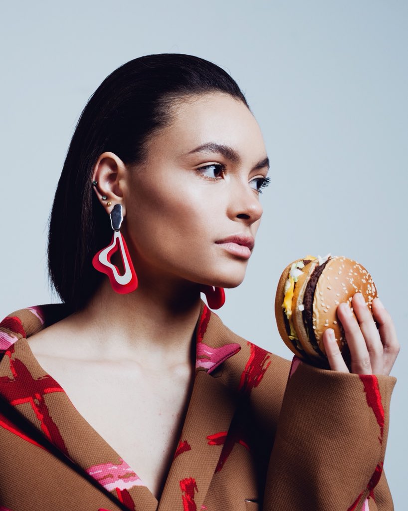 arbmiocwerdna's tweet image. We love the #BigMac because like us, it serves timeless style 🍔✨ @McDonaldsCanada #BigMac50