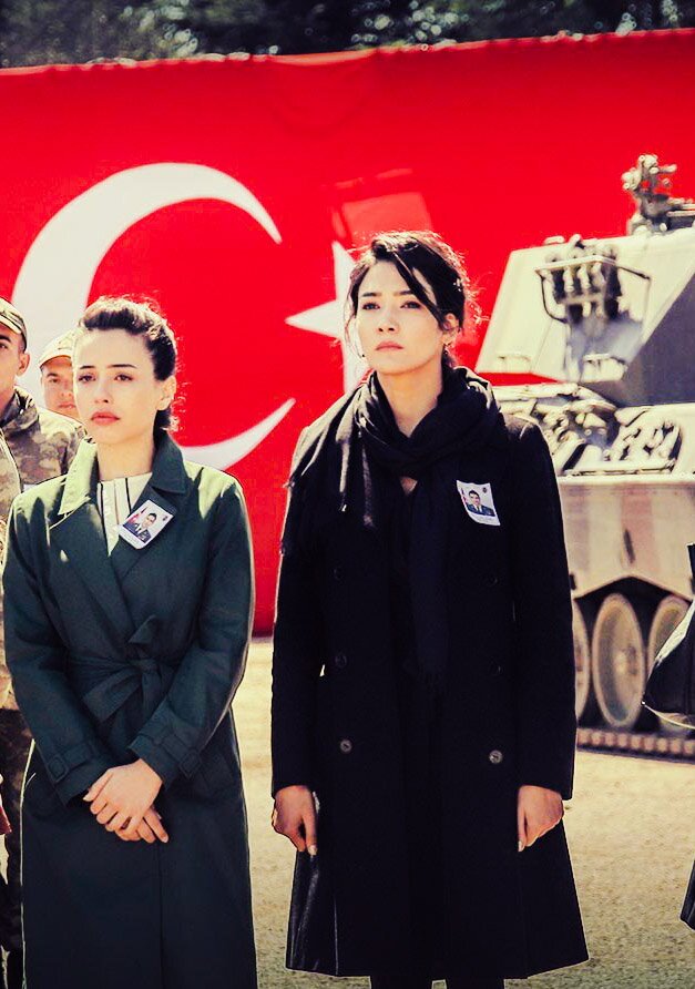 benimadimormann's tweet photo. Yeri geldi birlikte ölümü hiçe sayıp mazluma el uzattılar, yeri geldi ölümün acısını birlikte yaşadılar.
#ilaydaıldır #aybükepusat 
#nazlıkaçmaz #baharkutlukarasu
#bahnaz #söz https://t.co/jSht4owdLj