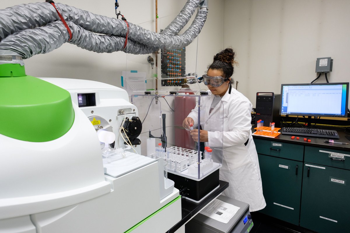 PLUNEWS's tweet photo. It's research season! PLU students are hard at work in the lab conducting summer student-faculty research projects with their professors. #PLUsummer #golutes #research https://t.co/z9lBjeohZl
