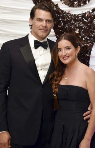 MrCooperCL's tweet image. El nieto del fundador de #Wallmart y fundador de @AGORA2030 #ZOOMLAB se viene a vivir a Chile junto a su familia por los próximos 3 años desde donde pretende hacer inversiones sociales por +U$D 30 millones junto a su esposa chilena @lucyanaah