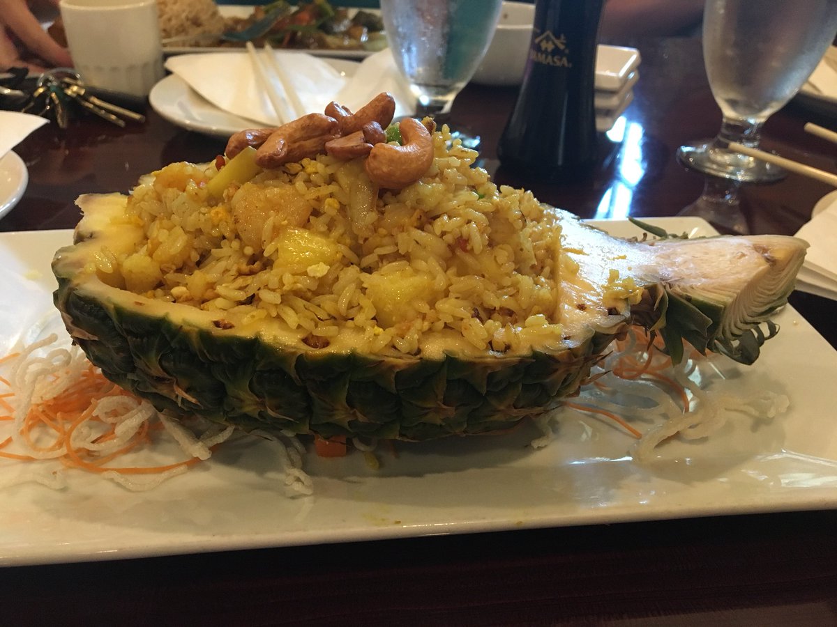 BPSuth's tweet photo. Got me a pineapple full of rice for lunch. #winning #yougotyourriceinmypineapple https://t.co/jCTHYJJFmH