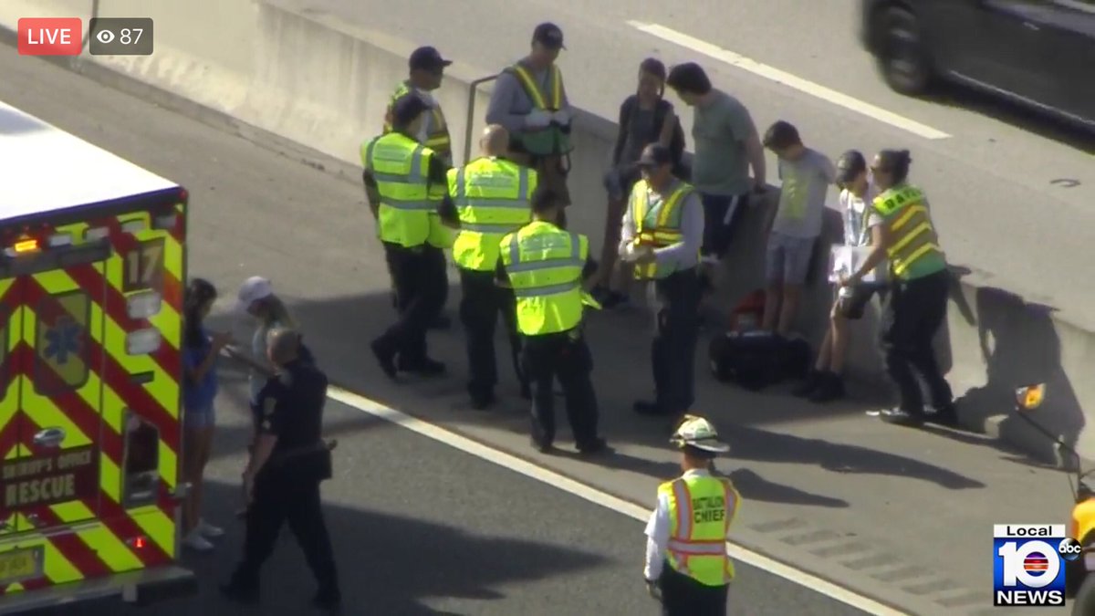 #Rescue56 assisting <a href="/DavieFireRescue/">Davie Fire Rescue</a> <a href="/BSO_KANE/">Michael B. Kane</a> #MutualAid I-595 EB East of Pine Island Rd #VehicleAccident #MassCasualtyIncident Great job by all units on scene #Teamwork