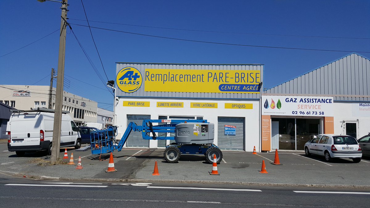 PrintRapide's tweet photo. Et voici les enseignes posées aujourd’hui de A+glass ST Brieuc. Nous mettrons une photo lorsque le néon jaune en haut sera allumé le soir. Vous ne pouvez pas passer rue Chaptal sans voir A+GLASS ;).
Fabrication et pose par @PrintRapide 👍 https://t.co/JdAayYLlgj