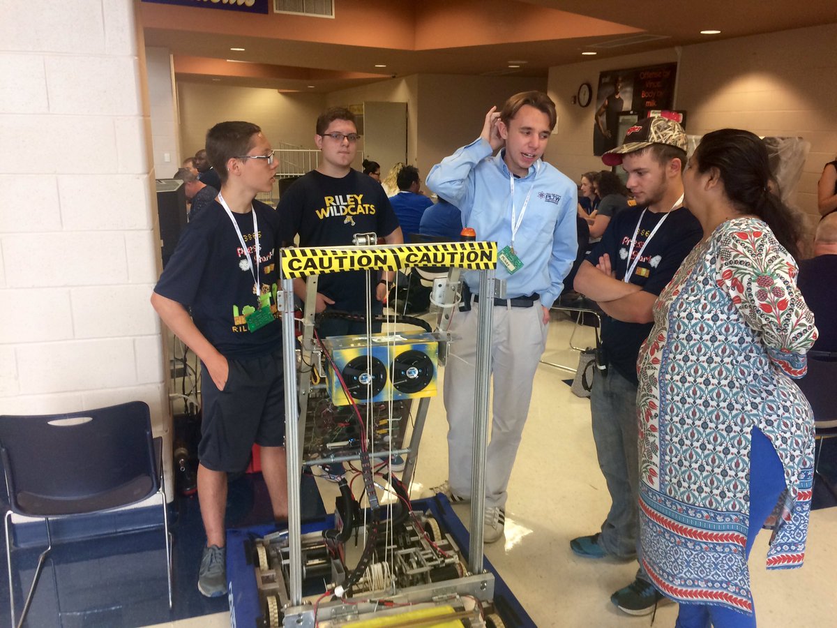 sjeffirs's tweet photo. @WildBots3865 at @EdTechintheBend! #omgrobots #edtechinthebend @HSwartz25 @shenderson574 https://t.co/VCf7elBtmj