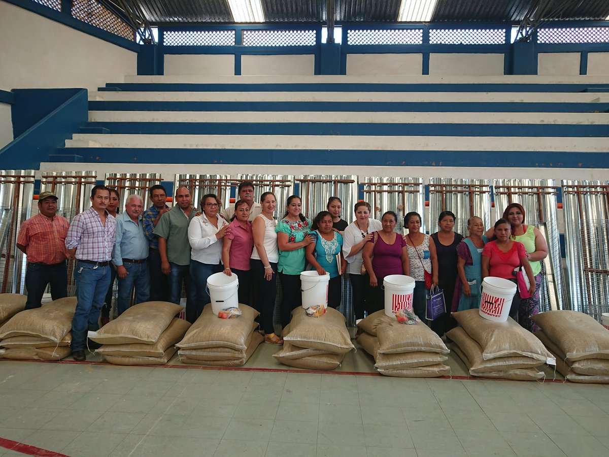 cnc_mujeres_hgo's tweet photo. En #SanFelipeOrizatlan entregando 125 modulos de Gallinas de postura con apoyo de la @SAGARPA_mx @SagarpaHgo del componente #ECENM, proyectos elaborados por mujeres @Mely_Romero trabajando por mujeres @LetyBarreraM @campesinita @BeyssyKarem @erikasaabl y para mujeres @CNC_CEN https://t.co/FHbJTn47Gu