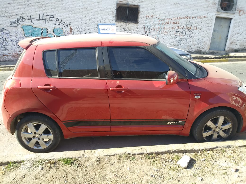 PoliciaCbaOf's tweet photo. Personal del #CAPXIII y Brigada de Investigaciones llevaron a cabo #Allanamientos en la Ciudad de Río Ceballos, en relación a un hecho que se investiga, se procedió a la detención de un hombre y secuestro de un automóvil, electrodomésticos, además de una escopeta cal. 16. https://t.co/jJouATYurl