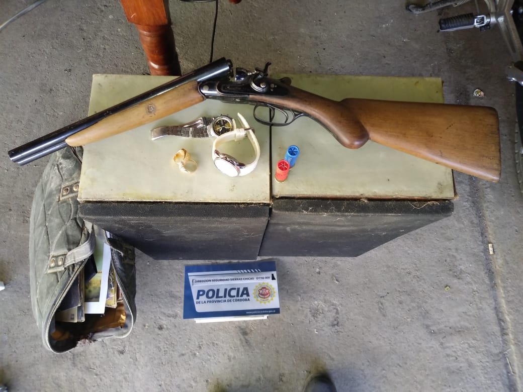 PoliciaCbaOf's tweet photo. Personal del #CAPXIII y Brigada de Investigaciones llevaron a cabo #Allanamientos en la Ciudad de Río Ceballos, en relación a un hecho que se investiga, se procedió a la detención de un hombre y secuestro de un automóvil, electrodomésticos, además de una escopeta cal. 16. https://t.co/jJouATYurl