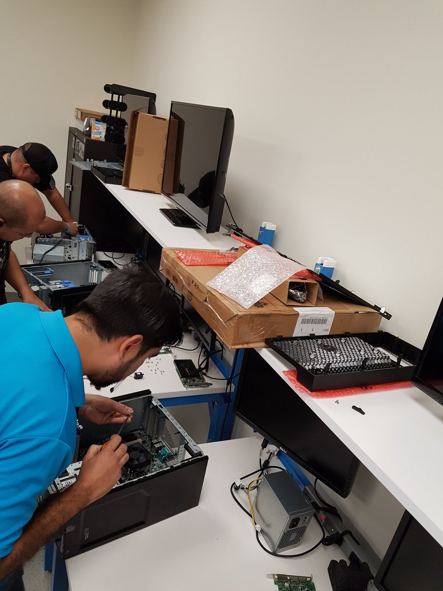 aaparicio30's tweet photo. Competencia de armado de equipos... aqui esta en juego el orgullo! #IronTech18 #DellPanama15 https://t.co/AFFc2ooIx4