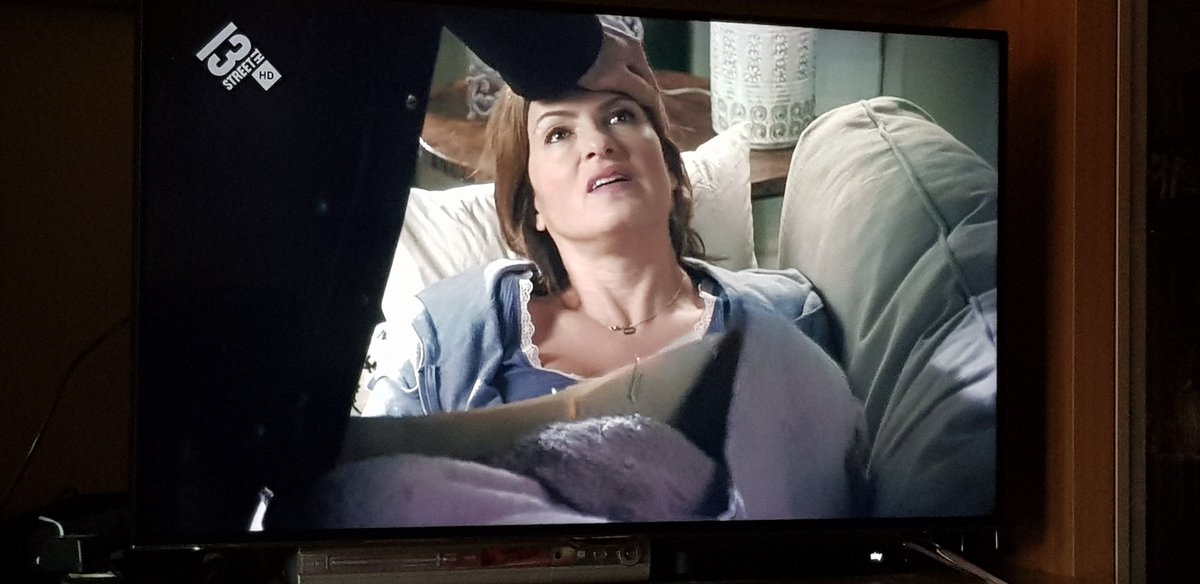 MelG1977's tweet photo. Elliot taking care of Olivia while she is sick 😍😍😍 #Bensler #EO #Memories #SoMuchChemistry #INeedThemBack #BringBackElliot #SVU @nbcsvu @SVUWritersRoom https://t.co/MyJahYMuxe
