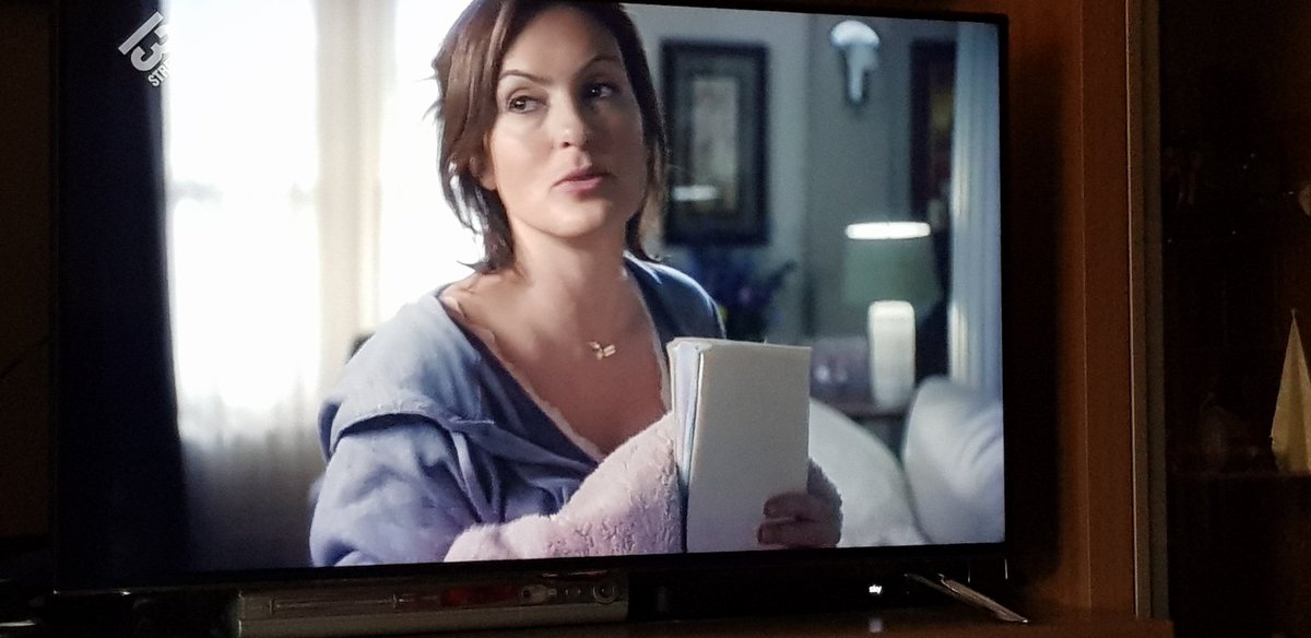 MelG1977's tweet photo. Elliot taking care of Olivia while she is sick 😍😍😍 #Bensler #EO #Memories #SoMuchChemistry #INeedThemBack #BringBackElliot #SVU @nbcsvu @SVUWritersRoom https://t.co/MyJahYMuxe
