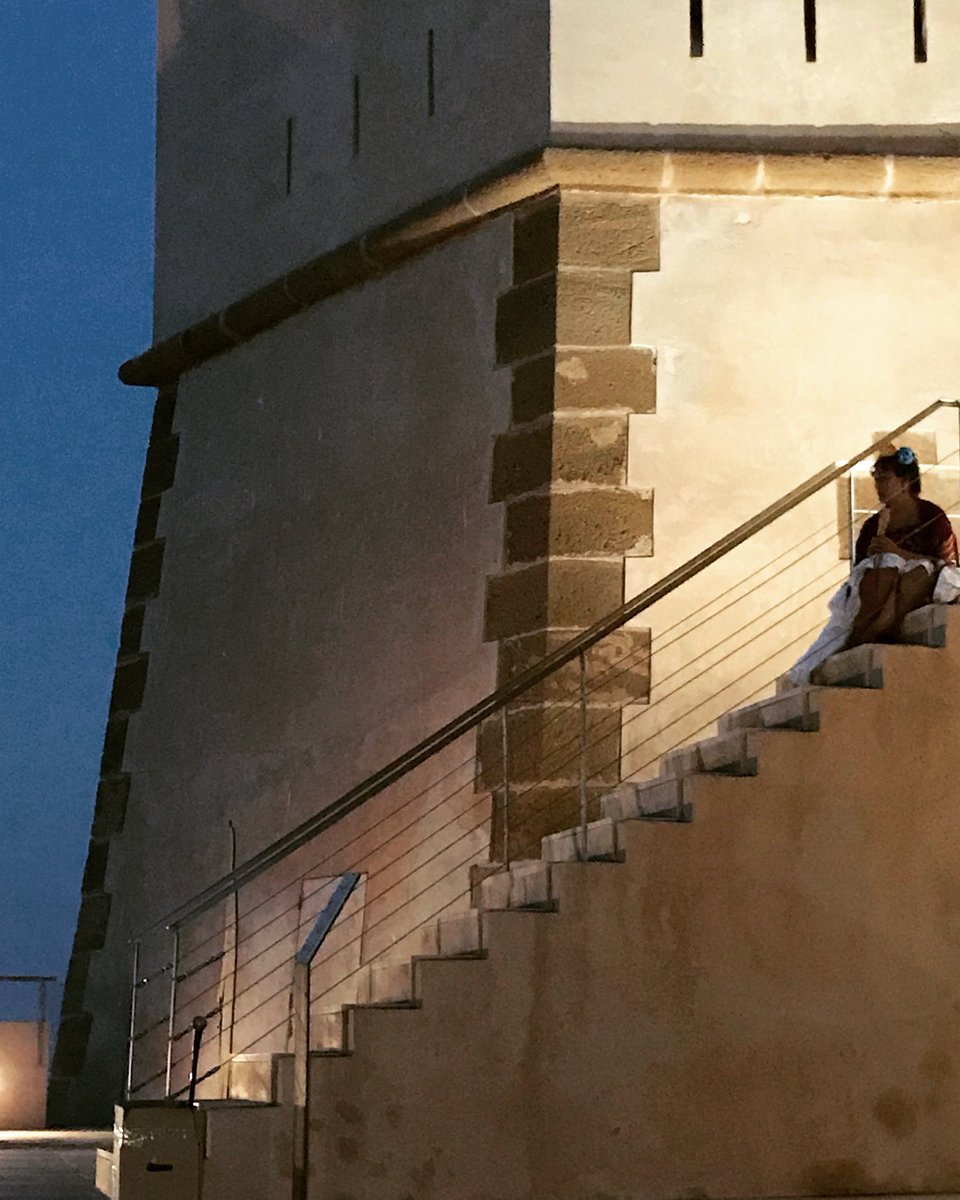 Día 2. “Esperando para comenzar”. 
#VisitasTeatralizadasCastilloÁguilas #LucesCámaraCuplé 
#LosJuegosDelEmperador
#Albinegro #ChunicaTeatro #ImagineEspectáculosYOcio #FelizFinDeSemana