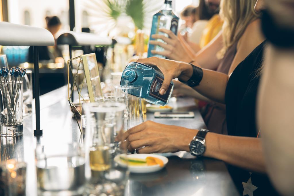 ACHotels's tweet photo. End the week with a splash of gin. We debuted our custom AC Gin Tonic glass during a @BombaySapphireA masterclass at our #ACUnpacked event last week hosted at the rooftop of @ACHotel_timessq. https://t.co/FmISxodXWW