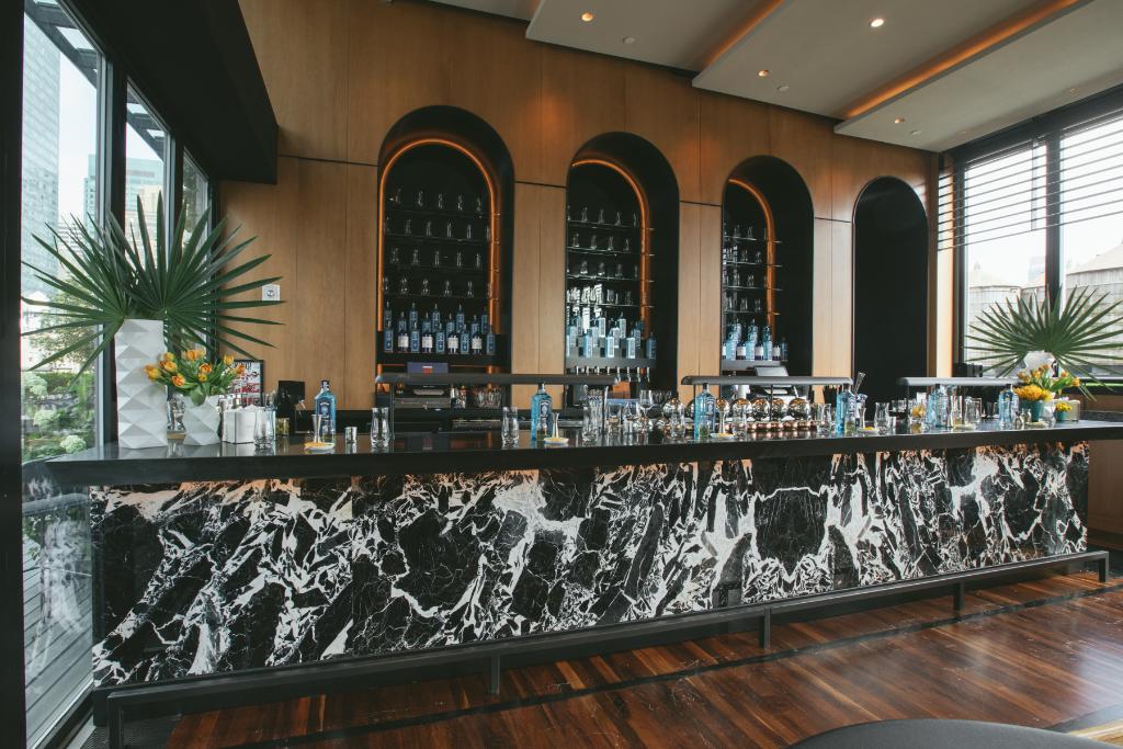 ACHotels's tweet photo. End the week with a splash of gin. We debuted our custom AC Gin Tonic glass during a @BombaySapphireA masterclass at our #ACUnpacked event last week hosted at the rooftop of @ACHotel_timessq. https://t.co/FmISxodXWW
