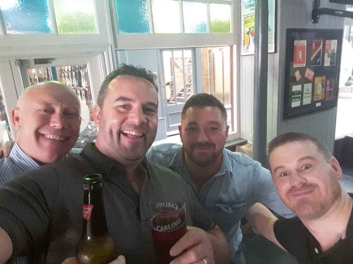 DadddyPig's tweet photo. Having a pint with these old farts and setting the world to rights 🍻 #GrumpyOldGits @NikThomas01 @pigeon6879 @ryanwatkins1983 https://t.co/yo0hkHfnYo