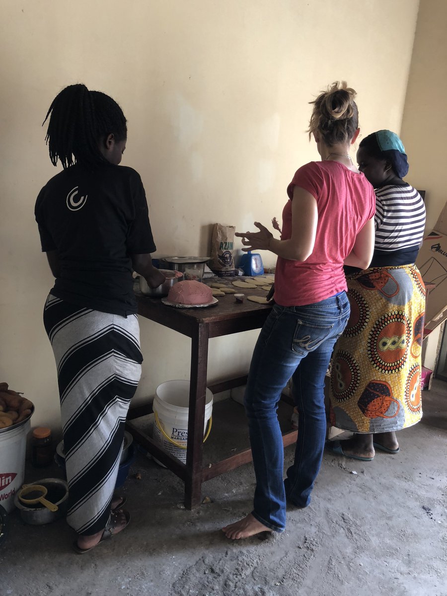 OkoaRefuge's tweet photo. This is me, Liv. I love loving people, laughing, cooking, sharing, deep conversations, and eating candy.  My roles at Okoa include helping at the clinic, the Philippi Project and loving on and spending time with the amazing Okoa kids.
.
#okoarefuge #fridayintroductions https://t.co/An6x0wjYAV