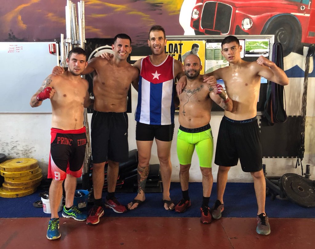 RickyPowWBC's tweet image. Gran entrenamiento con el campeón @MartnezKiko y futuro campeón @isma_box #teammartinez #trabajoduro