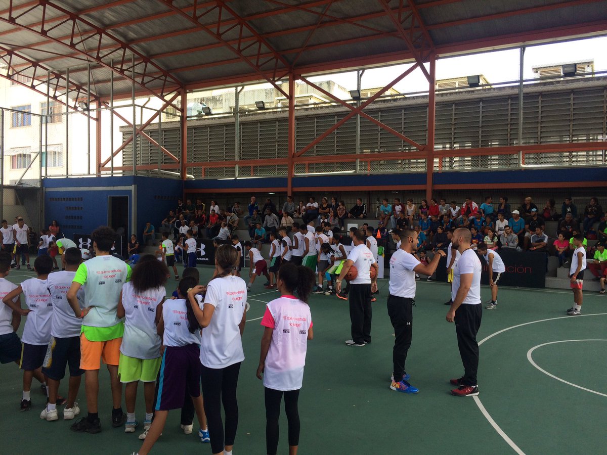 FundaGVoficial's tweet photo. ¡Gracias a los representantes por confiar en nosotros y apoyar los sueños de sus hijos! #EducacionEsTransformacion #ElQueNoEstudiaNoJuega https://t.co/Rm6iFMj9A6