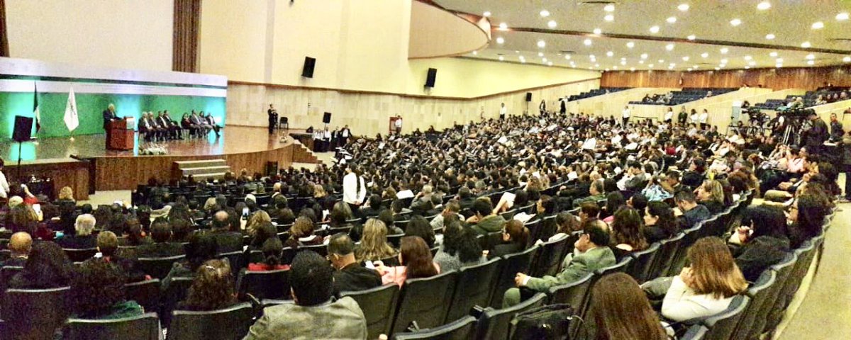 rtuiran's tweet photo. Hoy tuvo lugar la ceremonia de graduación de 500 egresados de la Universidad Abierta y a Distancia de México. Todos ellos supieron conciliar las presiones laborales y las exigencias de la vida cotidiana con sus metas personales y lograron concluir sus estudios. Mil felicidades! https://t.co/0B1NQcpbIS
