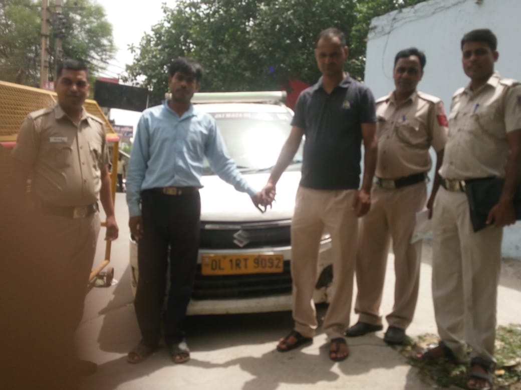 #AlertOnDuty  HCRamkumar, Ct Rajesh and Ct Anil of Burari PS arrested one and seized 488 quarters illegal liquor (sale in Haryana only) during #PicketChecking