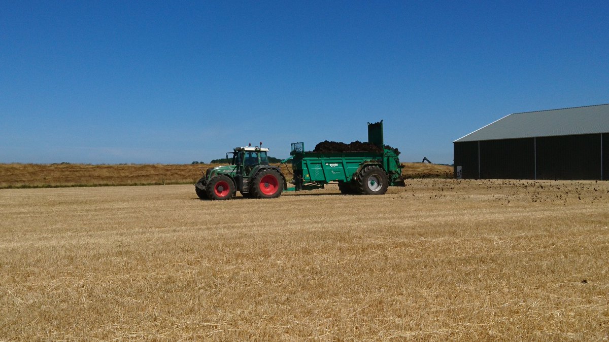 maatschapbos's tweet photo. Rtk gps gebruiken we al 12 jaar. Toch is pas vandaag voor het eerst gebruik gemaakt van de techniek om dosering te variëren binnen een perceel. Oudman uit Pieterburen heeft variabel geitenmest gestrooid op basis van opbrengst en satellietdata m.b.v. de KORE portal. #plugandplay https://t.co/FZHm5kwtRW