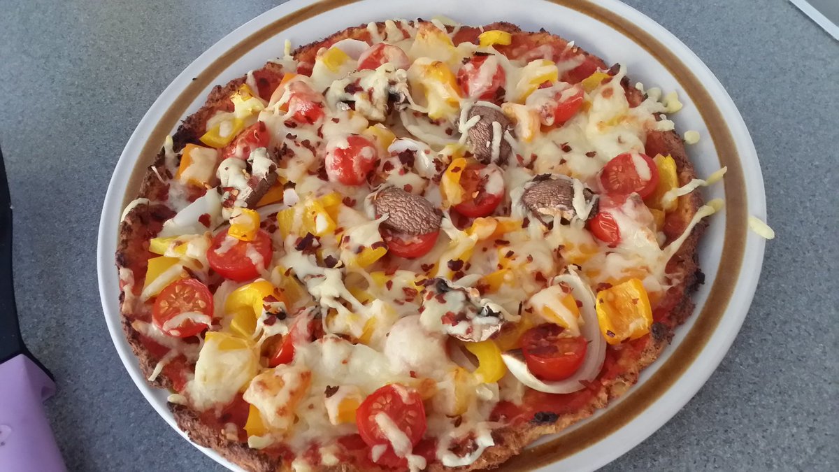 fatofffiton's tweet photo. It's pizza Friday @fatofffiton #healthy #cauliflower #pizza with either meat or a veggie version they are always fabulous. .#healthy #fit #tasty #weightloss #results #fast @fatofffiton #motivation #workout #fitness #gym #exercise #fitbodybuilding #mma #crossfit https://t.co/kQtAnfN7EF