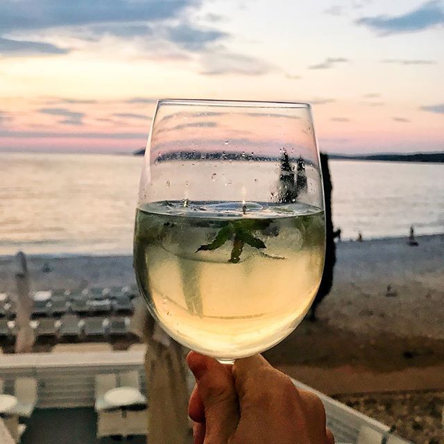 Cheers to the weekend! This was the drink of choice in Croatia...a Hugo - sparking wine and gin with a dash of elderflower...all my favourites in a glass!
.
.
.
.
#cheerstofriday #fridayfeels #myhappylife #makemorememories #drinkmoregin #sparklingwine #e… ift.tt/2LSBrG8