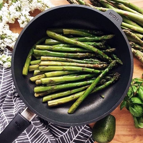 FrielingUSA's tweet photo. We always feel better when there’s green on our plates! At the moment, asparagus is our green of choice. Quickly sauté them with salt and pepper in the WOLL Fry Pan for a healthy side dish. #WOLL #Asparagus #Cookware #FryPan #Healthy #Cooking https://t.co/jG3gCCii08