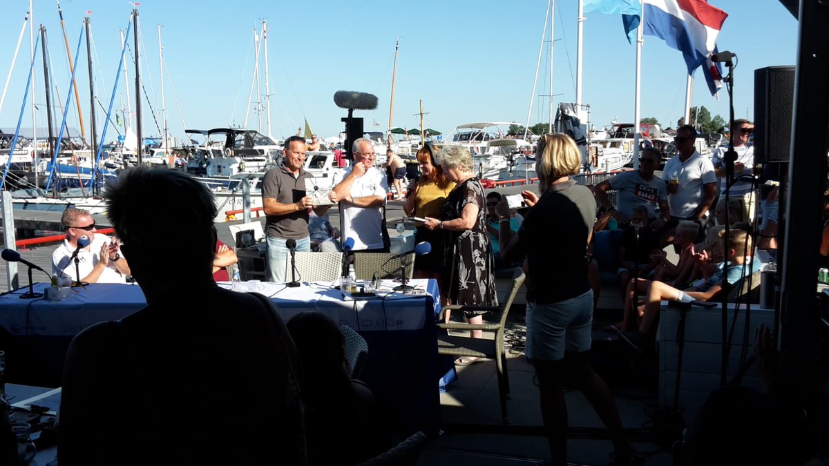Officiële presentatie van ons boek Meeter na Meeter ter ere van 't 50 jarig jubileum stichting vrienden van it Huzumer Skûtsje.Het boek is door de voorzitter overhandigd aan René nagelhout en tante Sietske
#sks #sks18 #skûtsjesilen #omropfryslan #huzumfoarut #simmer18 #grutsk
