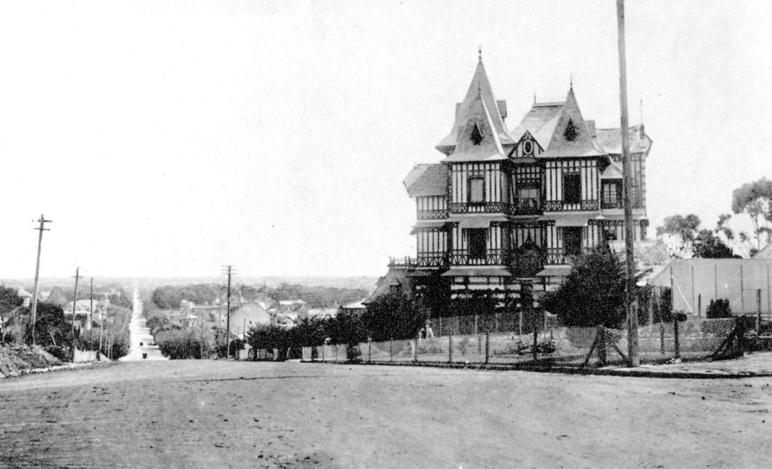 Increíble Mar del Plata de principios del siglo XX.  La loma de Colón, todavía de tierra. Villa Ortiz Basualdo, hoy Museo Castagnino. Aporte de José Alberto Lago.
lacapitalmdp.com/contenidos/fot…