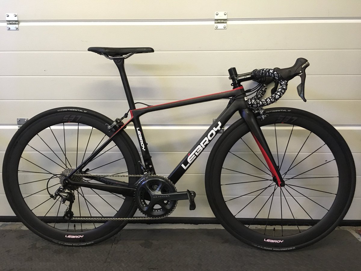 THRE_RT's tweet photo. @RyanEllis99 takes delivery of @THRE_RT team issue super light rig.  The Lébroy Monteé, 6Kg - 7kg build for the racer who wants to climb. @carbonbikes @_RaceSkin @bikeradar @CastelliCycling https://t.co/fZgT6S1euS