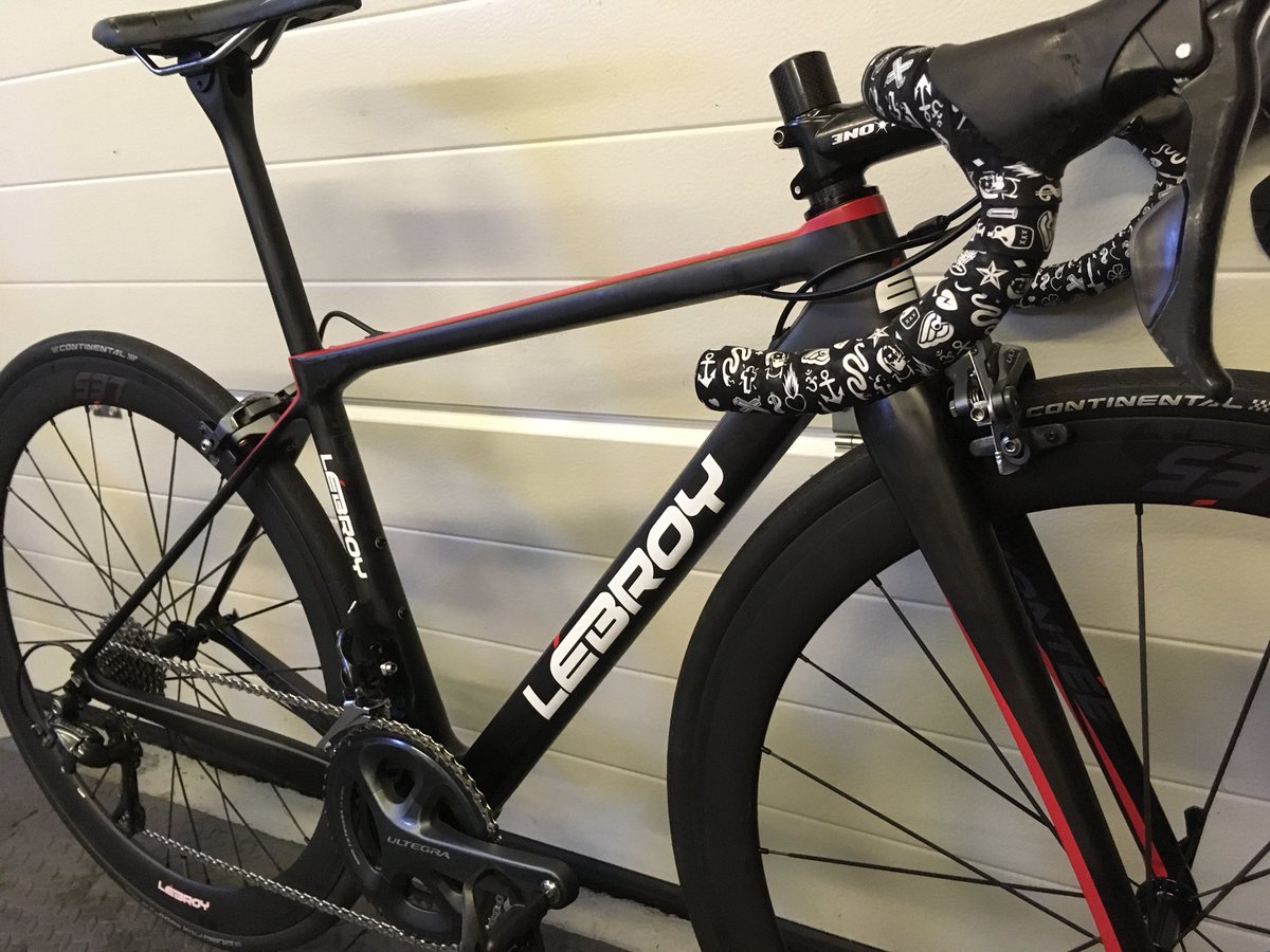 THRE_RT's tweet photo. @RyanEllis99 takes delivery of @THRE_RT team issue super light rig.  The Lébroy Monteé, 6Kg - 7kg build for the racer who wants to climb. @carbonbikes @_RaceSkin @bikeradar @CastelliCycling https://t.co/fZgT6S1euS