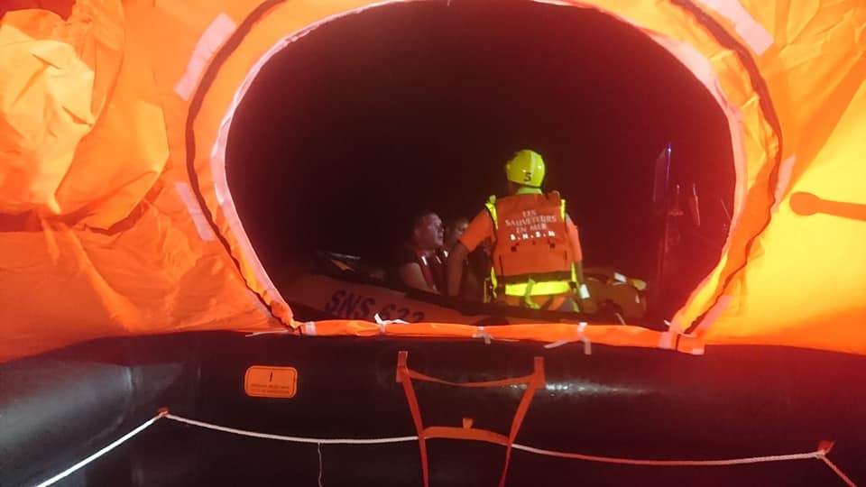 SauveteursenMer's tweet photo. #SAUVETAGE 🆘 Hier soir à 2h20 du matin, les #SauveteursenMer #SNSM #Ajaccio en #Corse ont été missionnés pour porter #secours à 2 naufragés réfugiés dans un radeau de survie après le naufrage de leur #voilier 🌊 Fin de l'opération : 5h du matin 🚨 Bravo aux bénévoles 👏🏻 https://t.co/upjq70ZRsW