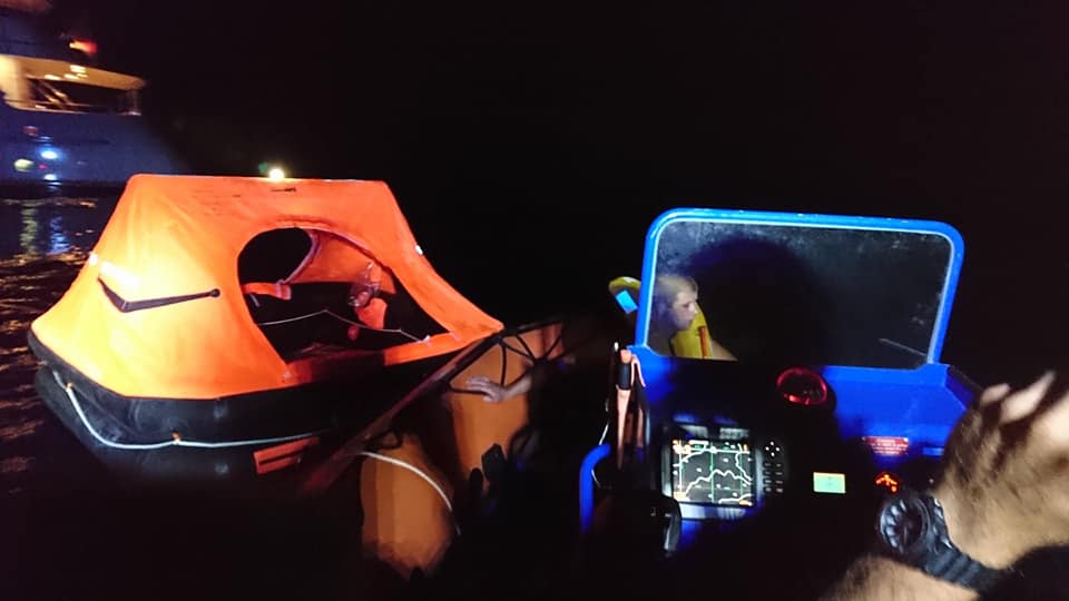 SauveteursenMer's tweet photo. #SAUVETAGE 🆘 Hier soir à 2h20 du matin, les #SauveteursenMer #SNSM #Ajaccio en #Corse ont été missionnés pour porter #secours à 2 naufragés réfugiés dans un radeau de survie après le naufrage de leur #voilier 🌊 Fin de l'opération : 5h du matin 🚨 Bravo aux bénévoles 👏🏻 https://t.co/upjq70ZRsW