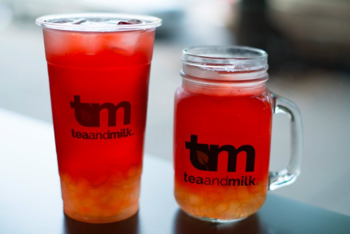 SoYummyCom's tweet photo. A little tart, a little sweet–this Hibiscus Flower Peach White Tea from @teaandmilk is a brewed white #tea infused with hibiscus #flowers and dried peach slices paired with aloe vera! See more #food: https://t.co/dkqtKIaUxs https://t.co/9IAHUwYzBA