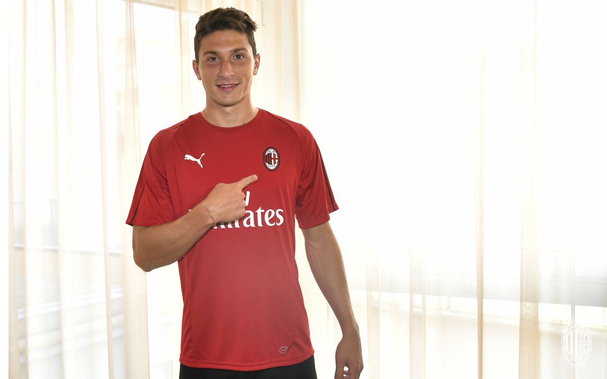 idvrn1899's tweet photo. Benvenuto al #Milan, #Caldara! Senso della posizione, movimento costante, rocciosità #TheRock #MC33 #welcomeCaldara #WeAreACMilan #rossoneri #casciavit #APACF https://t.co/V0I2ZSxfhI
