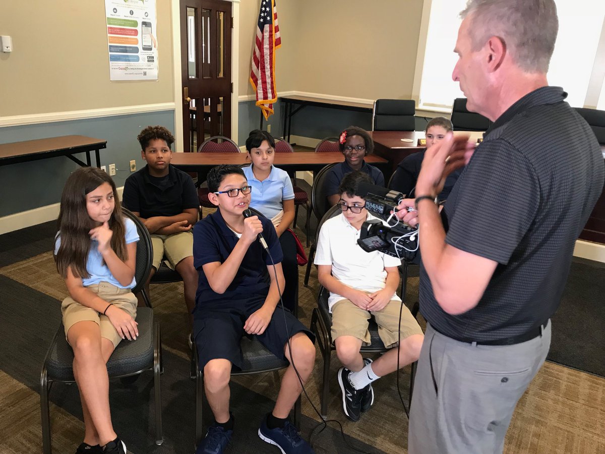 Pendergast1's tweet photo. @Pendergast1 @PESD92 students talking to @know99_Phoenix about our very own #EscapeBus https://t.co/baWrvgpSmm