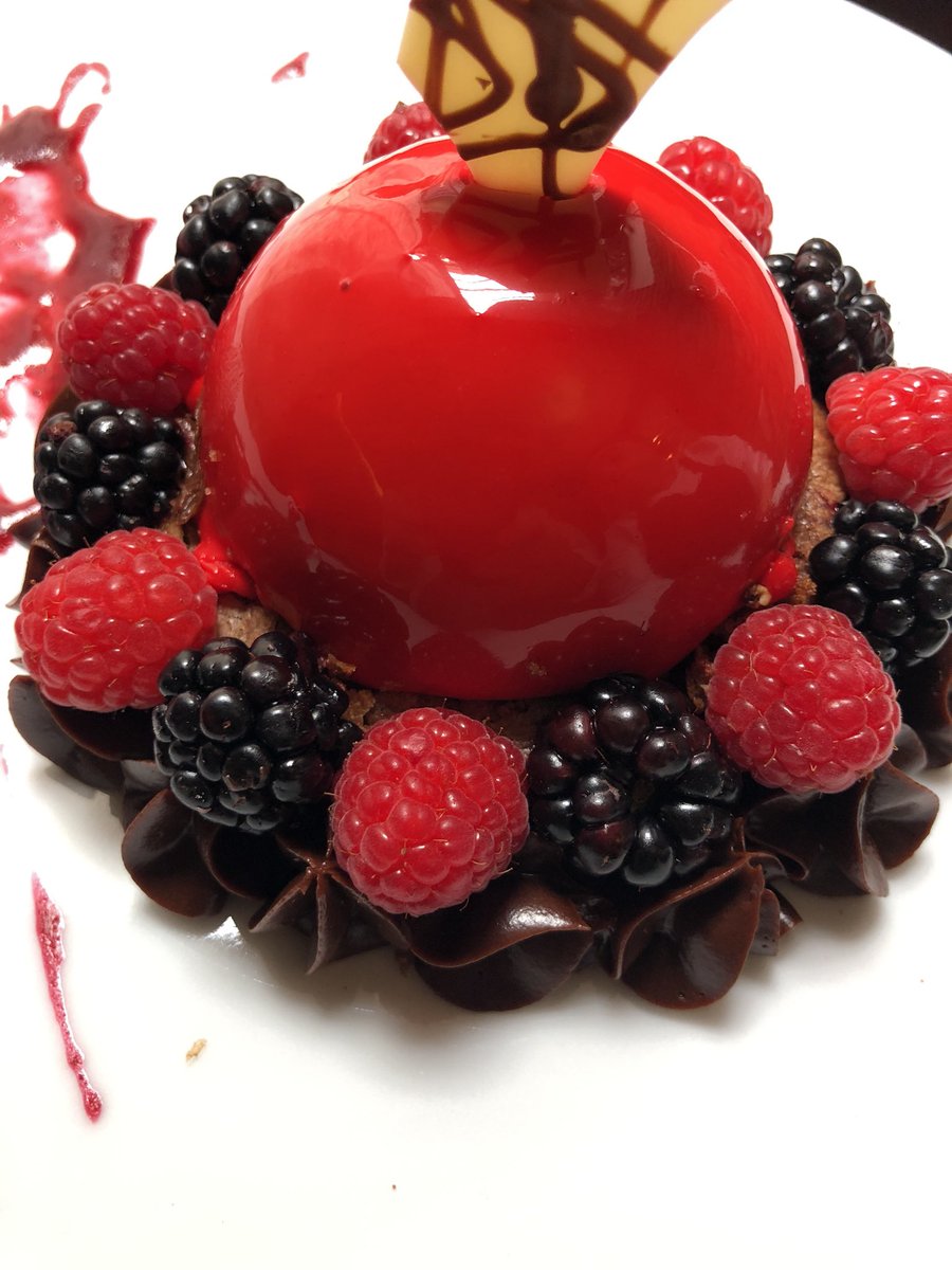 suarezfood's tweet photo. Mousse de frutos rojos, brownie de chocolate @GrupoCastellano https://t.co/roUQljPYSO