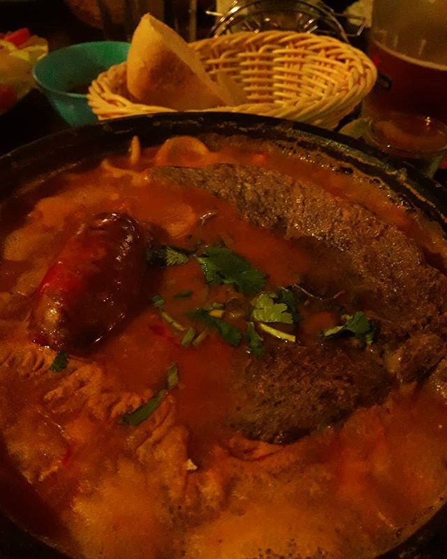 ElPicadista's tweet photo. Que no valía la pena comer porotos o cazuela en un restorán porque estaban preparados sin sabor ha sido un argumento estrella de quienes se adjudican haber recuperado los sabores chilenos y cobrar 8 lucas por un pollo arvejado. . La… https://t.co/gQeBoHcxXd https://t.co/Oer0gU4J1p