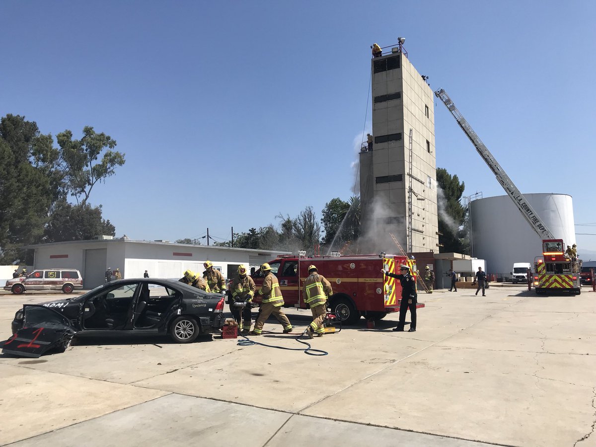 LACOFDespanol's tweet photo. GRADUACION: Felicidades a los bomberos más nuevos de @LACOFD . Varios estarán sirviendo los residentes del Condado de Los Angeles tan pronto como mañana. #COUNTY https://t.co/KzG0XKIaw1